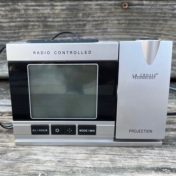 LA CROSSE TECHNOLOGY PROJECTING ALARM CLOCK - Picture 3 of 8